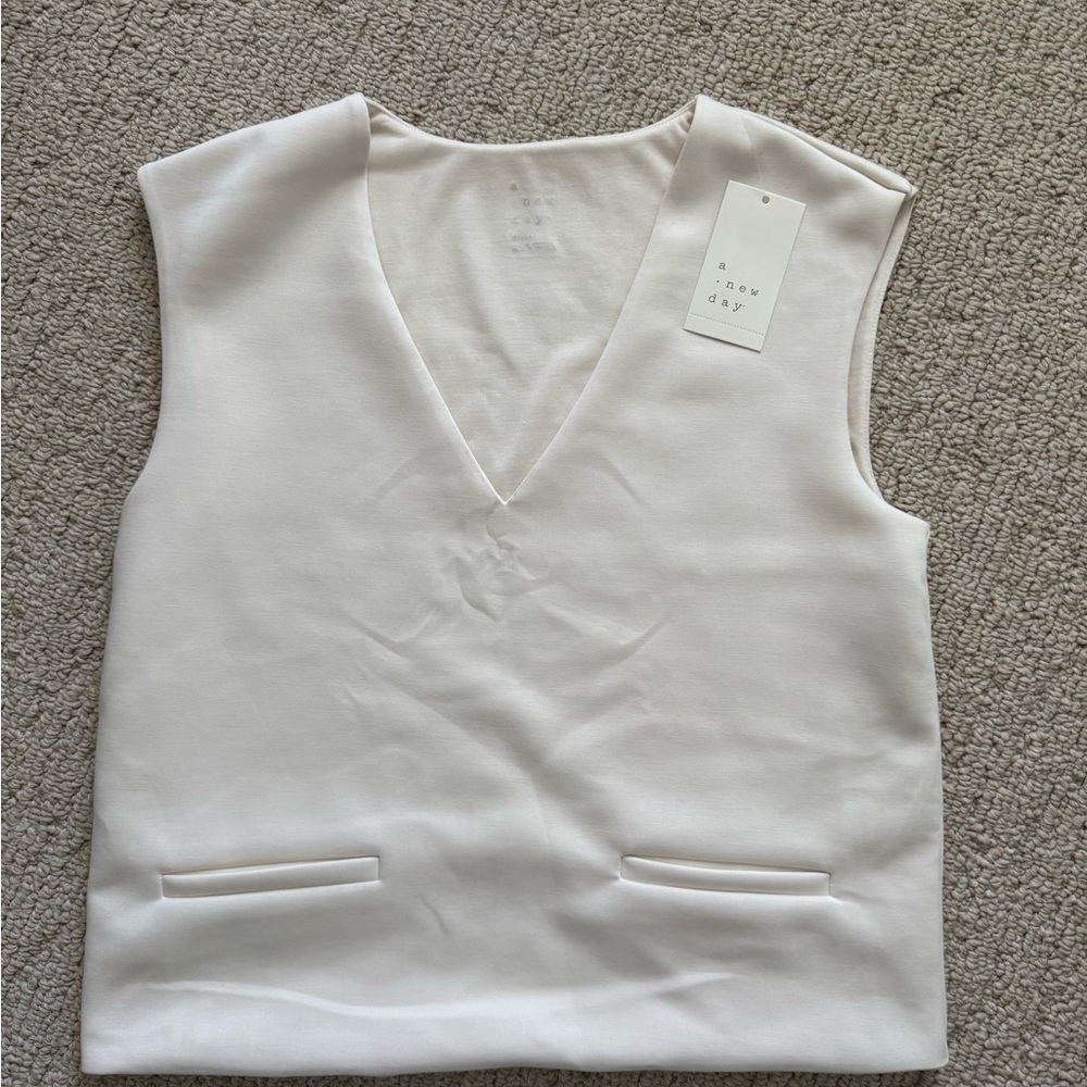 New With Tags! Target’s a new day Cream V-Neck Tank Top, size small